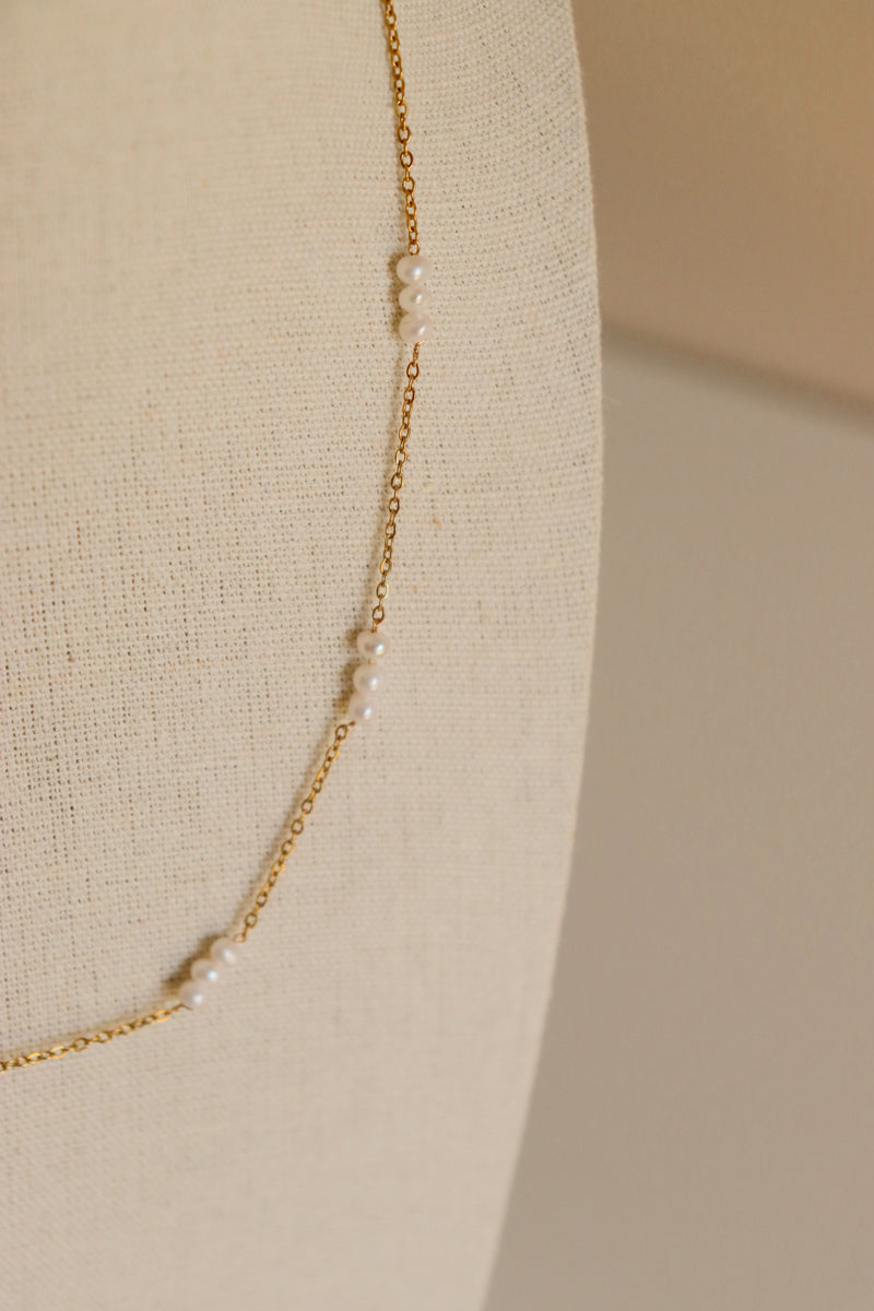 Gold necklace with pearls